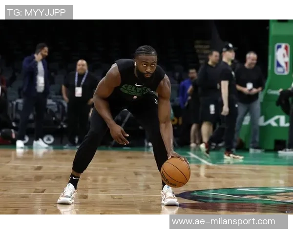 杰伦布朗展现防守实力对手投篮命中率降至联盟第二低的3937 杰伦布朗展现防守实力对手投篮命中率降至联盟第二低的3937